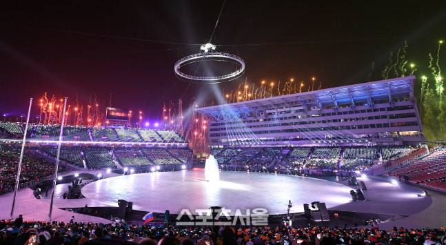 9일 강원 평창 올림픽스타디움에서 열린 2018 평창동계올림픽대회 개회식에서 카운트다운과 함께 경기장 밖으로 불꽃이 떠오르고 있다.  2018. 2. 9. 취 재 일 : 2018-02-09취재기자 : 박진업출  처 : 스포츠서울