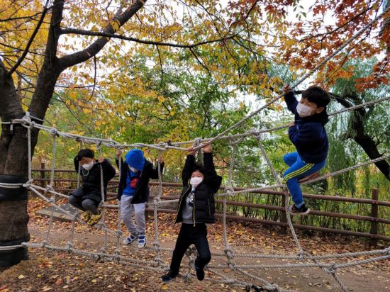 지난해 상도유아숲체험원에서 아이들이 체험프로그램에 참여하고 있다.