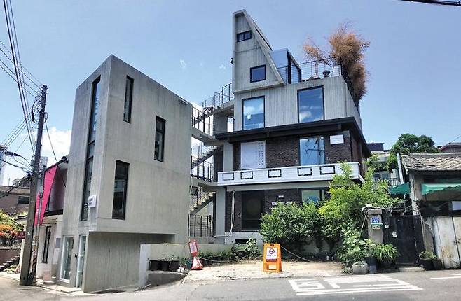 서울 연남동의 다가구주택을 상가 두 채로 증축 리모델링하며 노출형 계단으로 연결한 모습. 김종석 땅집고 리모델링건축센터 소장(작은 사진)은 “노출형 계단은 건물 접근성과 활용도를 높이는 핵심 요소”라고 말했다. /AT쿠움파트너스