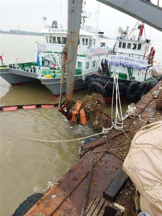 인천 부유쓰레기 수거작업./인천시
