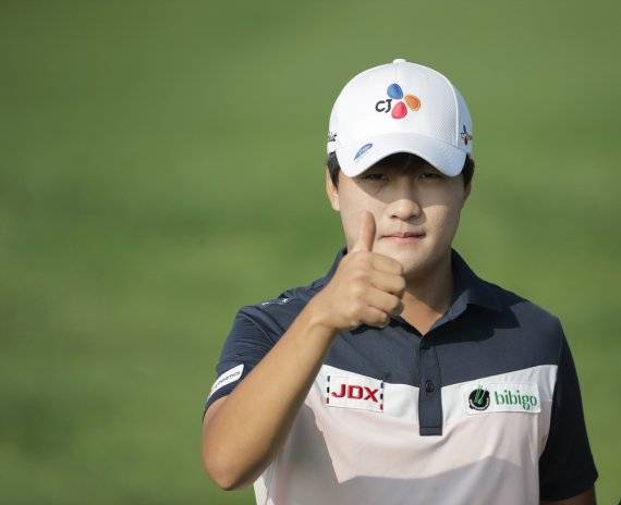 올 시즌 신인상과 첫 우승이 목표인 김민규가 엄지척을 해보이고 있다. /사진=KPGA