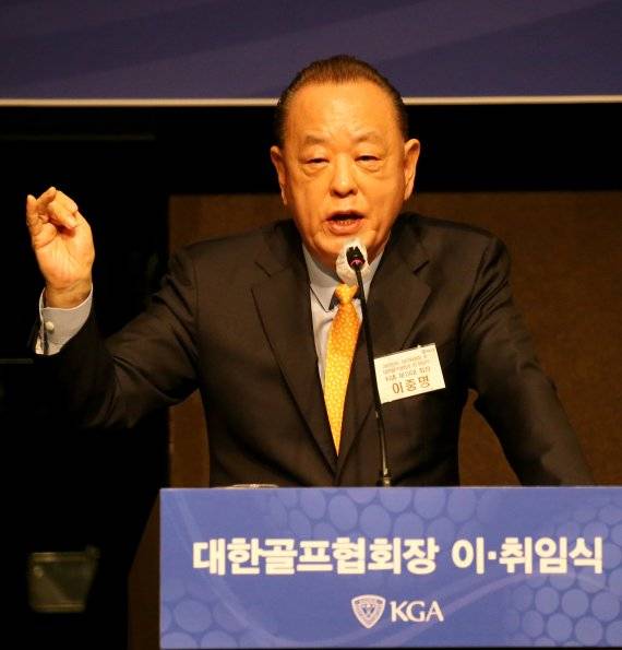 제19대 대한골프협회 회장에 취임한 이중명 회장이 취임사를 하고 있다. /사진=KGA