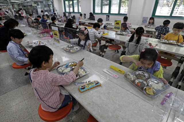 한 초등학교에서 학생들이 급식으로 밥을 먹고 있다. 김명진 기자 littleprince@hani.co.kr