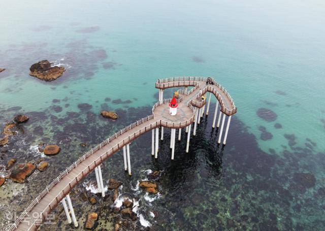 포항 청하면의 이가리닻 전망대는 지난 5월 개장한 이래 지역의 명물로 떠올랐다.