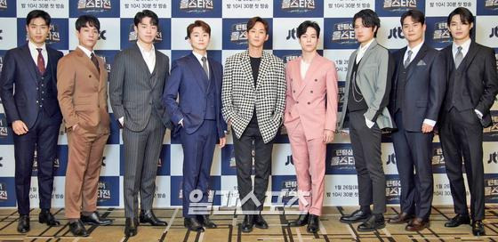 26일 오후 온라인 스트리밍으로 진행된 JTBC ‘팬텀싱어 올스타전’ 제작발표회에 참석한 출연진들이 포토타임을 갖고 있다. ‘팬텀싱어 올스타전’은 시즌 1, 2, 3의 결승진출 최강 9팀이 한자리에 모여 자존심을 건 대결을 펼치는 프로그램으로 1월 26일 첫 방송된다.  〈사진제공=JTBC〉