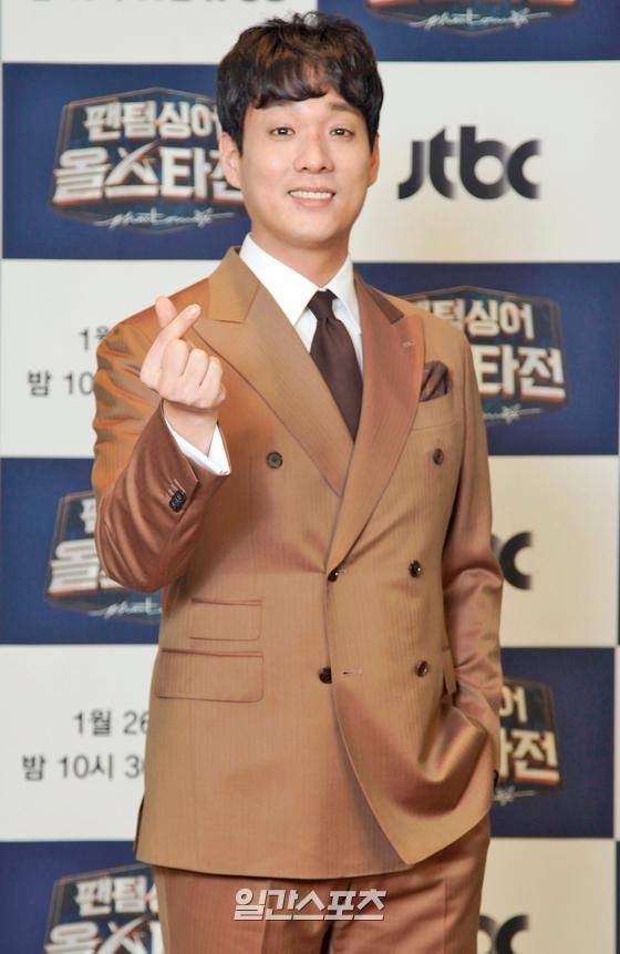 가수 김주택이 26일 오후 온라인 스트리밍으로 진행된 JTBC ‘팬텀싱어 올스타전’ 제작발표회에 참석해 포토타임을 갖고 있다. ‘팬텀싱어 올스타전’은 시즌 1, 2, 3의 결승진출 최강 9팀이 한자리에 모여 자존심을 건 대결을 펼치는 프로그램으로 1월 26일 첫 방송된다.  〈사진제공=JTBC〉