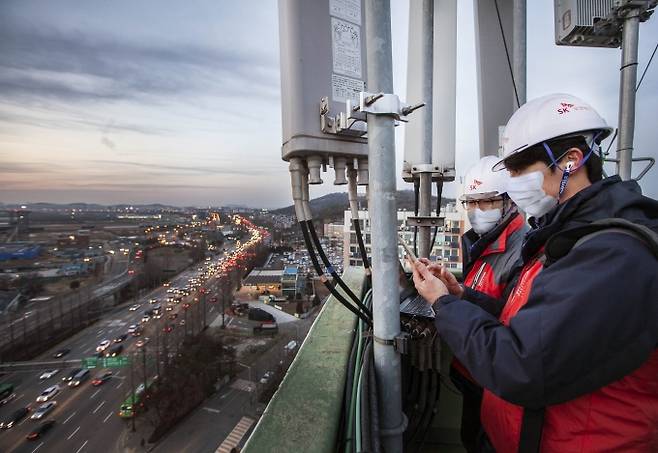 SK텔레콤 직원들이 차량 정체가 가장 많은고속도로와 역사 등 인근 기지국을 점검하고 있다.  [사진=SKT]