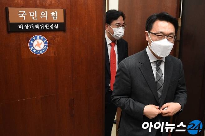 김진욱 초대 고위공직자범죄수사처장이 26일 오후 서울 여의도 국회에서 김종인 국민의힘 비상대책위원장실을 예방한 뒤 위원장실을 나서고 있다.