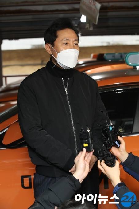 서울시장 후보로 나선 국민의힘 오세훈 전 서울시장이 26일 오후 서울시 독산동 택시회사를 방문한 뒤 취재진과 만나고 있다. [국회사진취재단]
