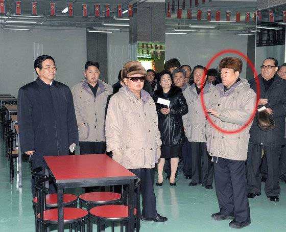 북한의 전일춘(원안) 전 노동당 39호실장이 2011년 12월 김정일 국방위원장의 광복지구상업중심 현지지도에 동행해 보고를 하고 있다. 김 위원장의 사망 이틀 전이다. [연합뉴스]
