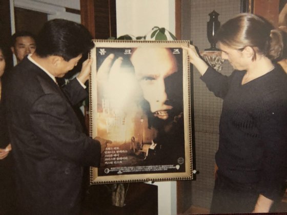 1994년 첫 내한한 할리우드 스타 톰 크루즈(오른쪽)가 당시 개봉 영화 '뱀파이어와의 인터뷰' 포스터를 보고 있다. 왼쪽이 워너브러더스 코리아 박효성 전 사장이다. [사진 박효성]