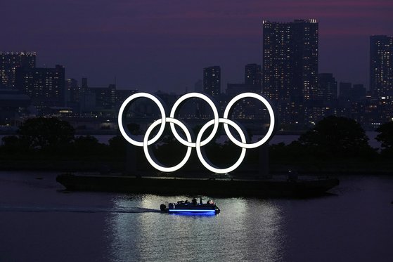 일본 도쿄에 설치된 올림픽 조형물. [AP=연합뉴스]