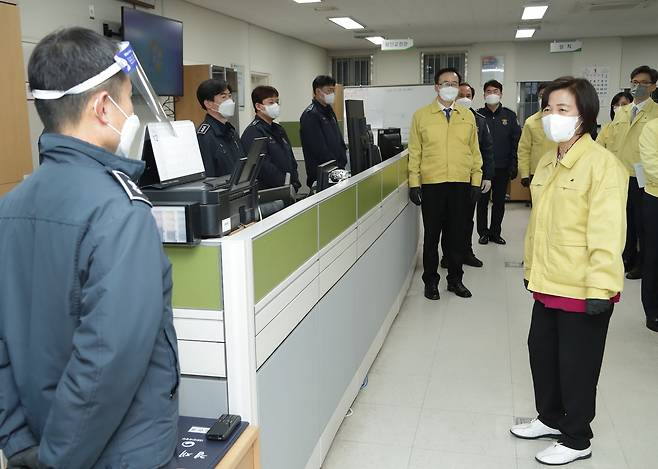 추미애 법무부 장관이 26일 서울동부구치소를 찾아 서울동부구치소 직원들의 노고에 감사의 뜻을 전하고 있다. 연합뉴스