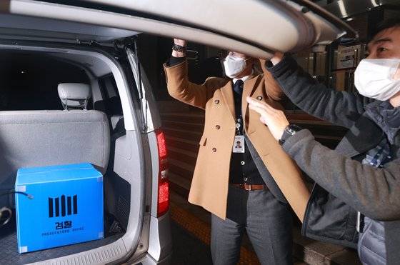 김학의 전 법무부 차관의 불법 출국금지 사건을 수사하고 있는 검찰이 지난 21일 오후 경기도 과천시 정부과천청사 법무부 출입국본부에서 압수수색을 마친 뒤 압수품이 든 박스를 차량에 싣고 있다. 뉴스1
