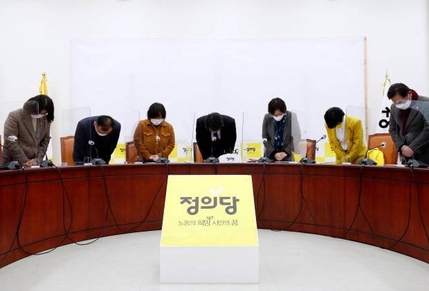 정의당 김윤기 당대표 직무대행, 이은주, 배진교, 류호정 의원 등이 26일 서울 여의도 국회에서 열린 전략협의회에서 김종철 전 대표 성추행 사건에 대해 사과하고 있다. /사진=연합뉴스