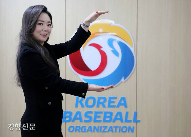 한국야구위원회(KBO) 첫 사내변호사인 류미선 KBO 법무파트 파트장이 지난 21일 경향신문과 인터뷰 직후 포즈를 취하고 있다.  박민규 선임기자