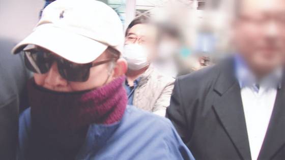 Former Justice Minister Kim Hak-eui is escorted by authorities after being stopped from boarding a plane to flee the country in March 2019. A whistleblower claims the travel ban was issued on illegal grounds. [JTBC SCREEN CAPTURE]
