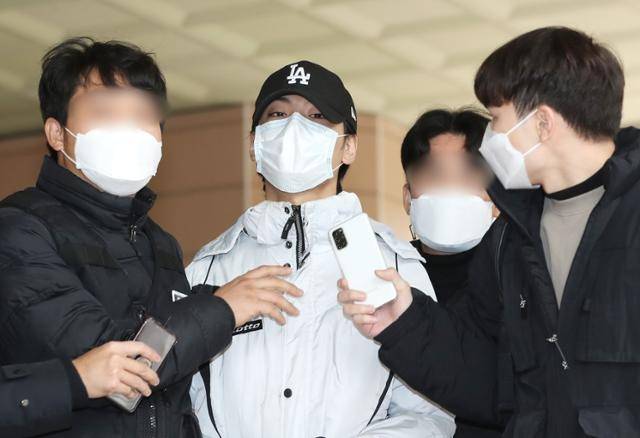 래퍼 아이언이 지난해&nbsp;12월 서울서부지법에서 영장실질심사를 마치고 취재진의 질문에 답하고 있다. 연합뉴스