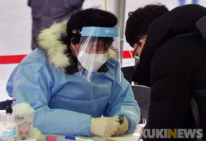 ▲사진=지난 11일 서울 한강대로 서울역 광장에 마련된 코로나19 임시 선별검사소에 의료진이 핫팩으로 손을 녹이고 있다. 박태현 기자