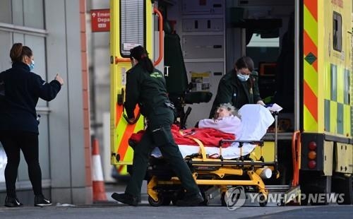 25일(현지시간) 영국 런던 왕립런던병원에 한 환자가 응급차에 실려 도착하고 있다. 사진=EPA·연합뉴스