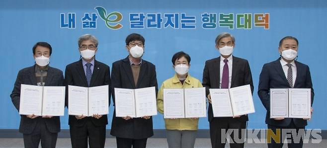 왼쪽부터 장용걸 동양산업(주)대표, 정석현 한국환경공단 충청권환경본부장, 장용철 대전녹색환경지원센터장, 박정현 대덕구청장, 이광노 소상공인시장진흥공단 대전충청지역본부장, 남상현 한국노인인력개발원 중부지역본부장.