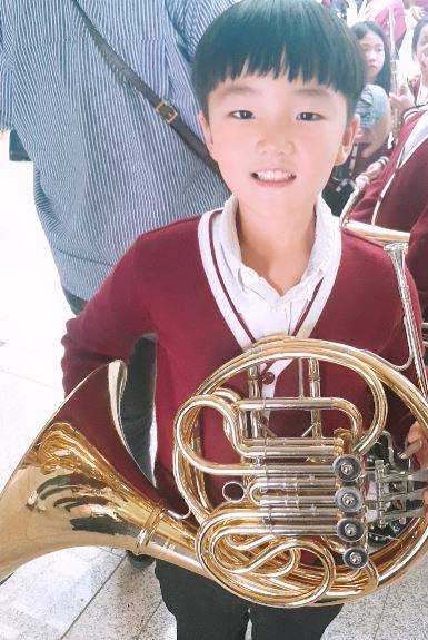 7명에게 장기를 주고 세상을 떠난 고홍준군이 학교 관악부에서 활동하던 당시 연주했던 호른을 들고 있다. 한국장기조직기증원(KODA) 제공