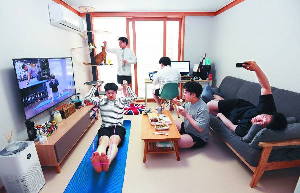 인천에서 혼자 사는 직장인 최은호씨가 22일 남동구 자택에서 재택근무의 일과를 보여주고 있다. 외부 활동을 전혀 하지 않고 일과 휴식, 운동과 식사를 모두 집에서 해결한다. 익숙지 않았던 재택근무도 이제 평범한 일상이 됐다. 사진은 최씨의 다양한 재택근무 모습을 촬영해 합성한 것이다.