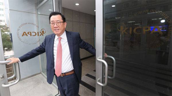 서울 서대문구 한국공인회계사회에서 만난 김영식 회장이 문을 열고 사무실로 들어가고 있다. [이충우 기자]