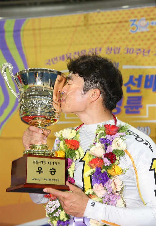 황인혁이 대상 경주에서 우승을 차지한 후 트로피를 들고 기념촬영을 하고 있다. 사진=국민체육진흥공단 기금조성총괄본부 제공