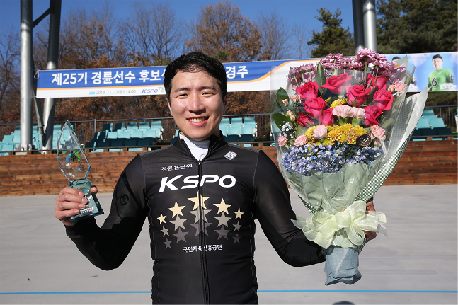 제25기 경륜선수 후보생 시절 최우수상을 받은 임채빈은 재개장하면 경륜에서 팬들에게 사랑받는 경주로 꽃을 피우겠다고 의지를 내비쳤다. 사진=국민체육진흥공단 기금조성총괄본부 제공