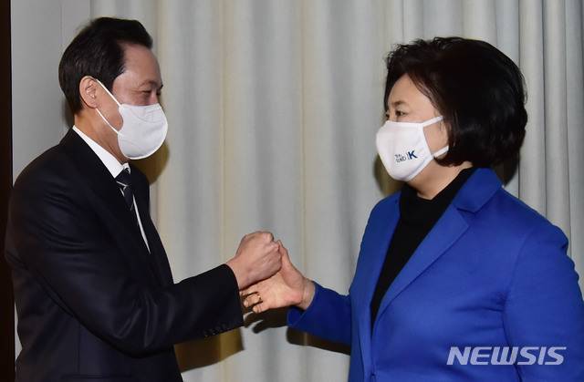 [서울=뉴시스]국회사진기자단 = 서울시장 보궐선거에 출마한 더불어민주당 소속 박영선(오른쪽) 전 중소벤처기업부 장관과 우상호 의원이 26일 서울 여의도 글래드호텔에서 열린 '경기도 기본주택 토론회'에서 인사를 하고 있다. 2021.01.26. photo@newsis.com