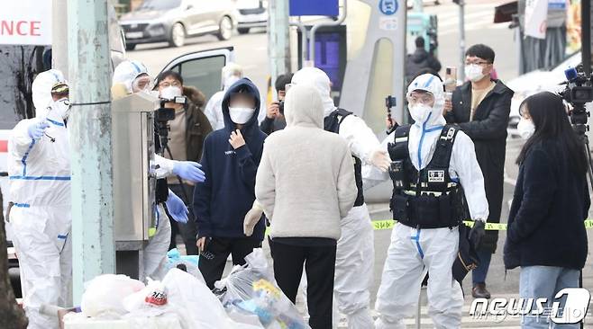 (대전=뉴스1) 김기태 기자 = 대전 중구 대흥동에 위치한 비인가 IEM국제학교에서 학생과 교직원 등 127명이 신종 코로나바이러스 감염증(코로나19) 확진 판정을 받았다. 25일 IEM국제학교에서 확진자들이 충남 아산 생활치료센터에 입소하기 위해 차량으로 이동하고 있다. 2021.1.25/뉴스1