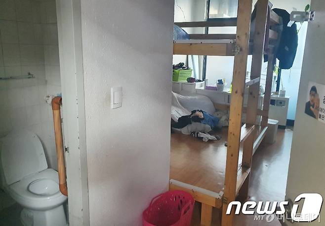 (대전=뉴스1) 김기태 기자 = 대전 중구 대흥동에 위치한 비인가 기숙형 IEM국제학교에서 학생과 교직원 등 127명이 신종 코로나바이러스 감염증(코로나19) 확진 판정을 받았다. 사진은 25일 IEM국제학교 내부 모습. (대전시 제공) 2021.1.25/뉴스1