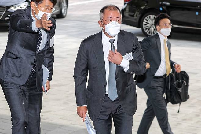 지난해 3월 정의선 현대자동차 그룹회장을 따라 자사주를 매입한 임원들이 잭팟을 터트렸다. 이들은 주식 매도로 최소 2배 이상의 차익을 실현한 것으로 나타났다./사진=뉴시스 이영환 기자