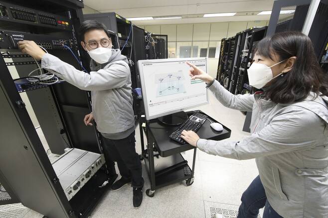 KT 대전연구개발센터에서 연구원들이 양자암호 관련 기술·표준을 연구하는 모습 /사진=KT