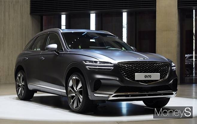 현대자동차가 26일 서울 본사에서 2020년 4분기 경영실적 컨퍼런스콜을 실시하고 2020년 4분기 실적이 IFRS 연결 기준 ▲판매 113만9583대 ▲매출액 29조2434억원 (자동차 23조4796억원, 금융 및 기타 5조7638억원) ▲영업이익 1조6410억원 ▲경상이익 1조5217억원 ▲당기순이익 1조3767억원(비지배지분 포함)이라고 발표했다. 사진은 GV70 모습./사진=장동규 기자