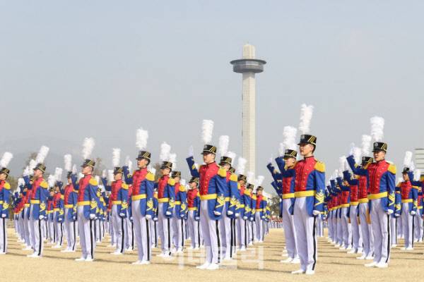 육사에 입학한 생도들이 입학선서를 하고 있다. 육군 제공