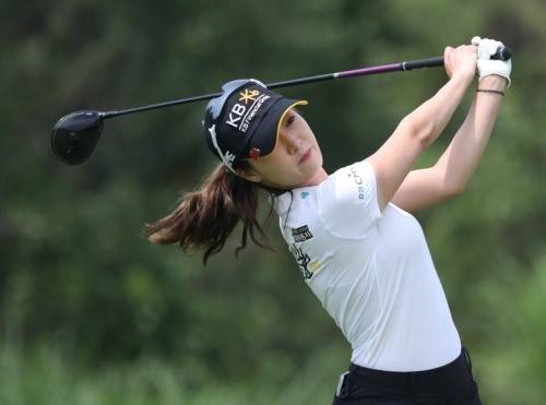 오지현이 롯데칸타타여자오픈에서 드라이버 샷을 하고 있다. [사진=KLPGA]