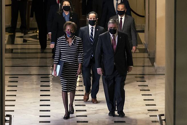 미 하원의 도널드 트럼프 전 대통령 탄핵소추위원들이 25일(현지시간) 저녁 탄핵소추안을 상원으로 송부하기 위해 이동하고 있다.[AP]