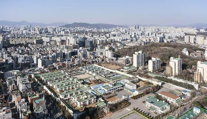 문재인 대통령이 최근 신규택지의 과감한 개발 등을 통한 주택공급을 언급하면서 이번 공급대책에 강남권 신규택지 고밀개발 방안이 포함될지 관심이 쏠린다. 사진은 서울 송파구 가락동에 있는 옛 성동구치소 전경. [연합]