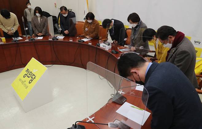 김종철 전 대표 성추행 사건을 논의하기 위해 26일 오후 국회에서 열린 정의당 대표단-의원단 긴급 연석회의에서 김윤기 당대표 직무대행 등 참석자들이 회의 시작 전 국민에게 사과하고 있다. [연합]