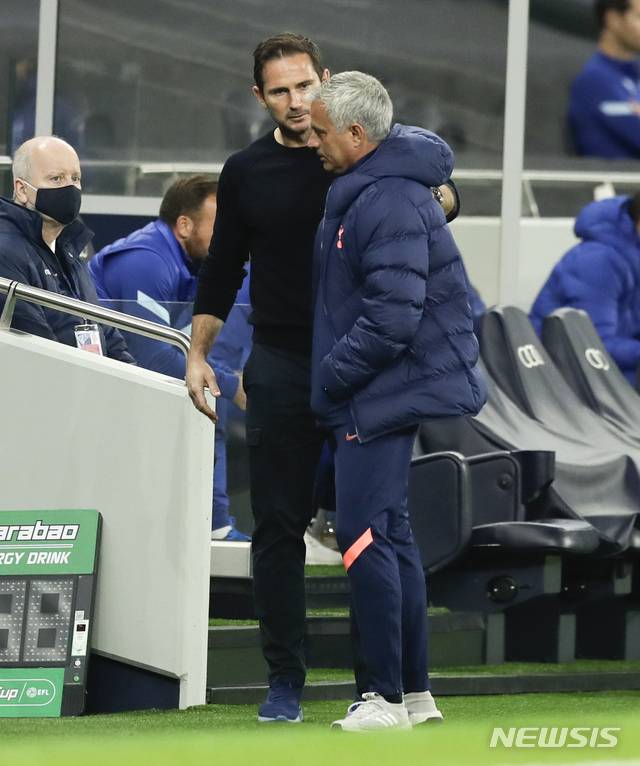 [런던=AP/뉴시스] 조세 무리뉴 감독과 프랭크 램파드. 2020.09.29.