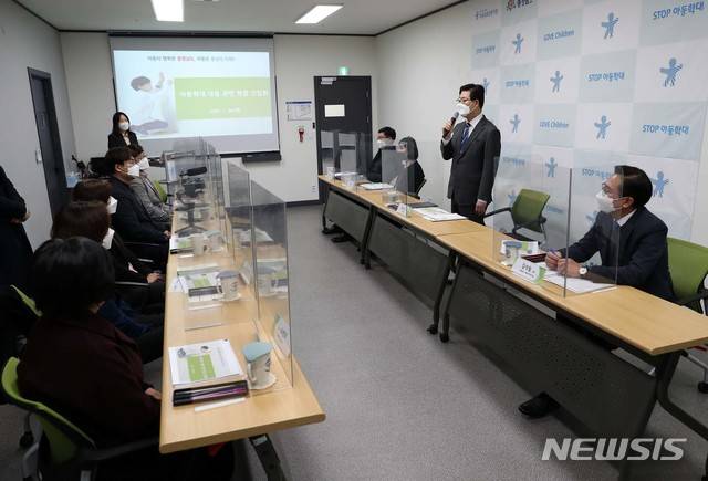 [홍성=뉴시스]양승조 충남지사가 도내 아동보호전문기관을 찾아 아동학대 예방을 당부하고 있다.