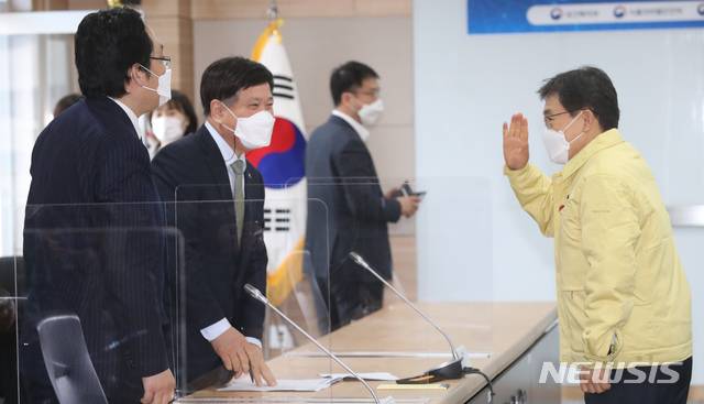 [청주=뉴시스]강종민 기자 = 권덕철 보건복지부 장관이 26일 오전 충북 청주 질병관리청에서 열린 코로나19 백신접종 의정공동위원회에서 최대집 대한의사협회장과 정영호 대한병원협회장, 신경림 대한간호협회장 등 참석자들과 인사를 나누고 있다. 2021.01.26.  ppkjm@newsis.com