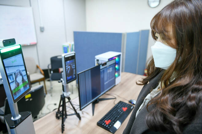 마스크 착용 상태에서도 체온 측정과 얼굴 인식이 가능한 KERI의 ‘AI 안면인식 및 출입자 관리 시스템’ 기술. 한국전기연구원 제공