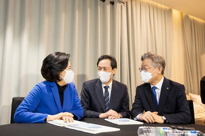 26일 오전 여의도 글래드호텔에서 열린 '경기도 기본주택' 토론회에 더불어민주당 박영선·우상호 서울시장 후보가 참석해 이재명 경기도지사와 환담을 나눴다. 경기도 제공