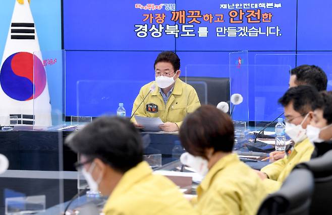 이철우 경북도지사가 코로나19 방역과 관련한 회의를 하고 있다. 경북도 제공