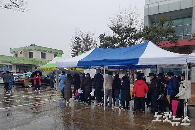 코로나검체 대기 행렬. 김대기 기자