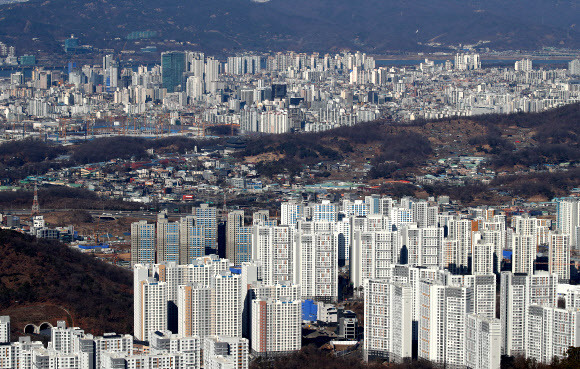 지난 24일 경기도 광주시 남한산성에서 바라본 수도권 아파트 단지의 모습. 뉴스1