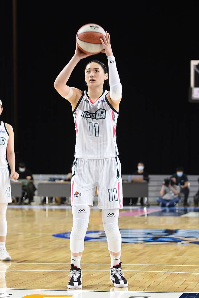 하나원큐 강이슬이 25일 용인체육관에서 열린 삼성생명과의 경기에서 자유투를 시도하고 있다. WKBL 제공